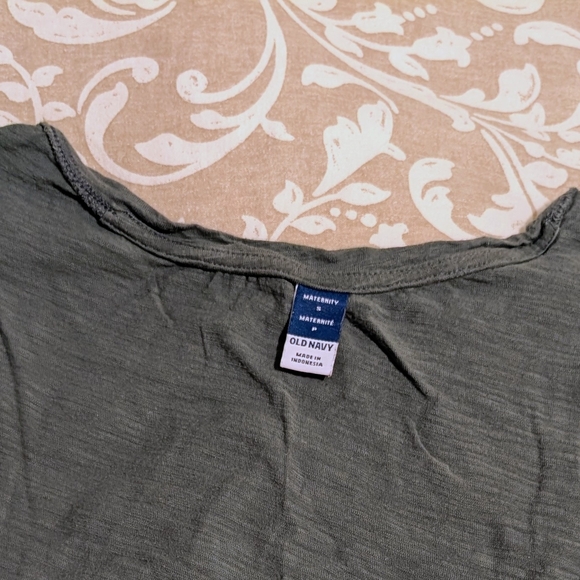 Old Navy Maternity EveryWear Twist-Hem T-Shirt - Picture 4 of 10
